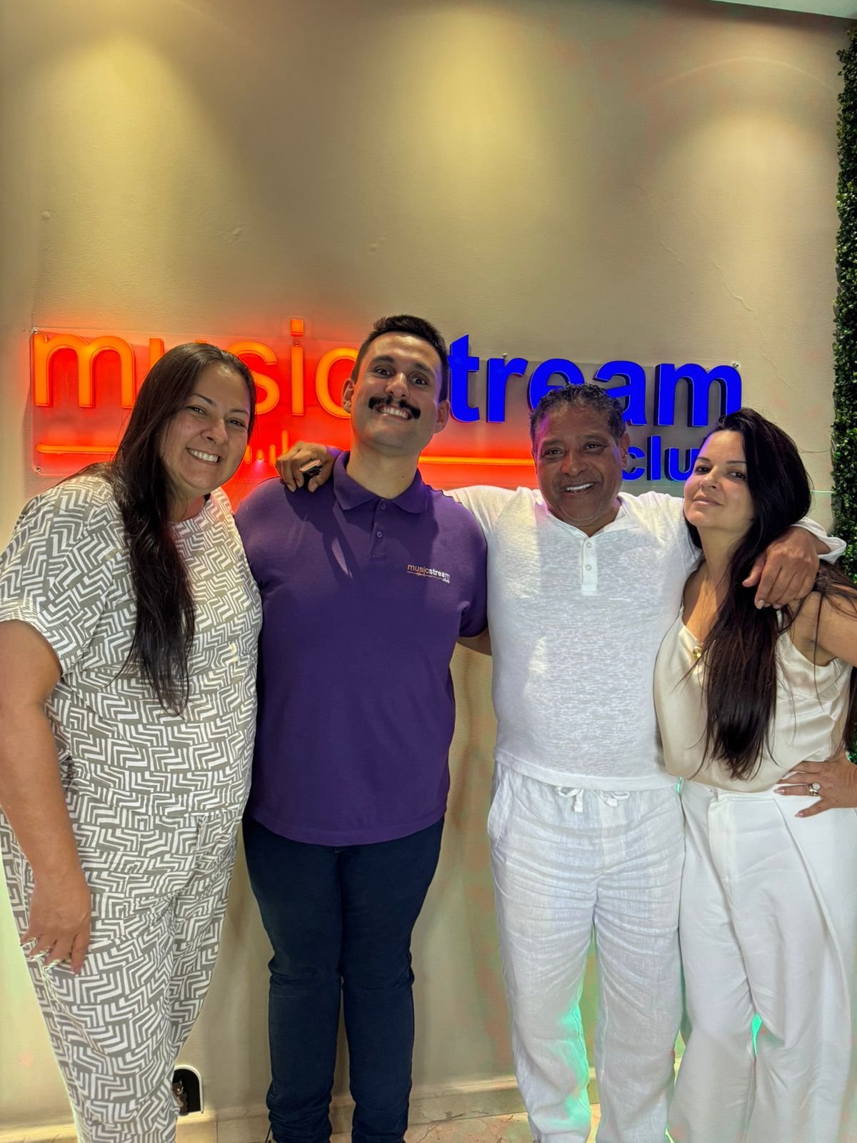 Stevie B marca presença em lançamento que promete transformar o mercado musical do Brasil 26 IMG 20260406 WA0013