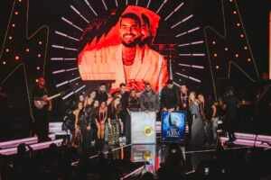 Yan celebra noite histórica em São Paulo com casa lotada e grandes encontros musicais