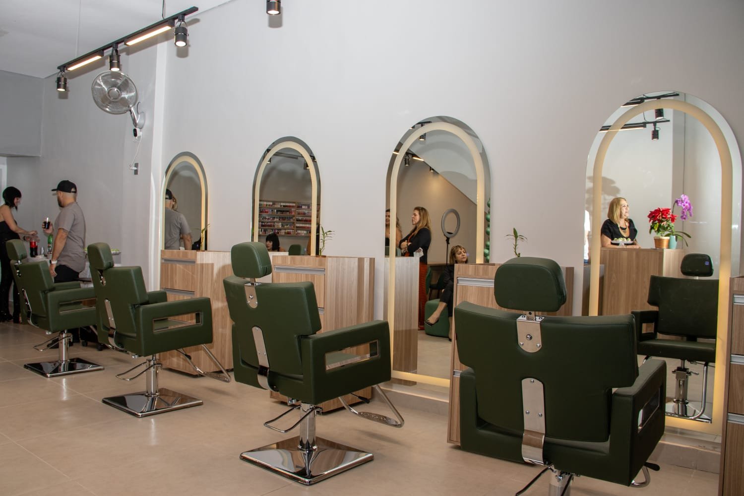 Interior do Seu Espaço – Beleza, Estética e Spa Urbano em São Caetano do Sul Cadeiras de atendimento e espelhos em arco no interior do salão Seu Espaço em São Caetano do Sul