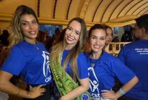 Famosos participam de desfile beneficente no Rio de Janeiro em apoio à CCAST