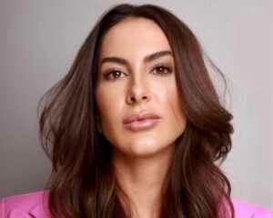 Dra. Carla Cruz se destaca com conceito de harmonização facial sofisticada e natural