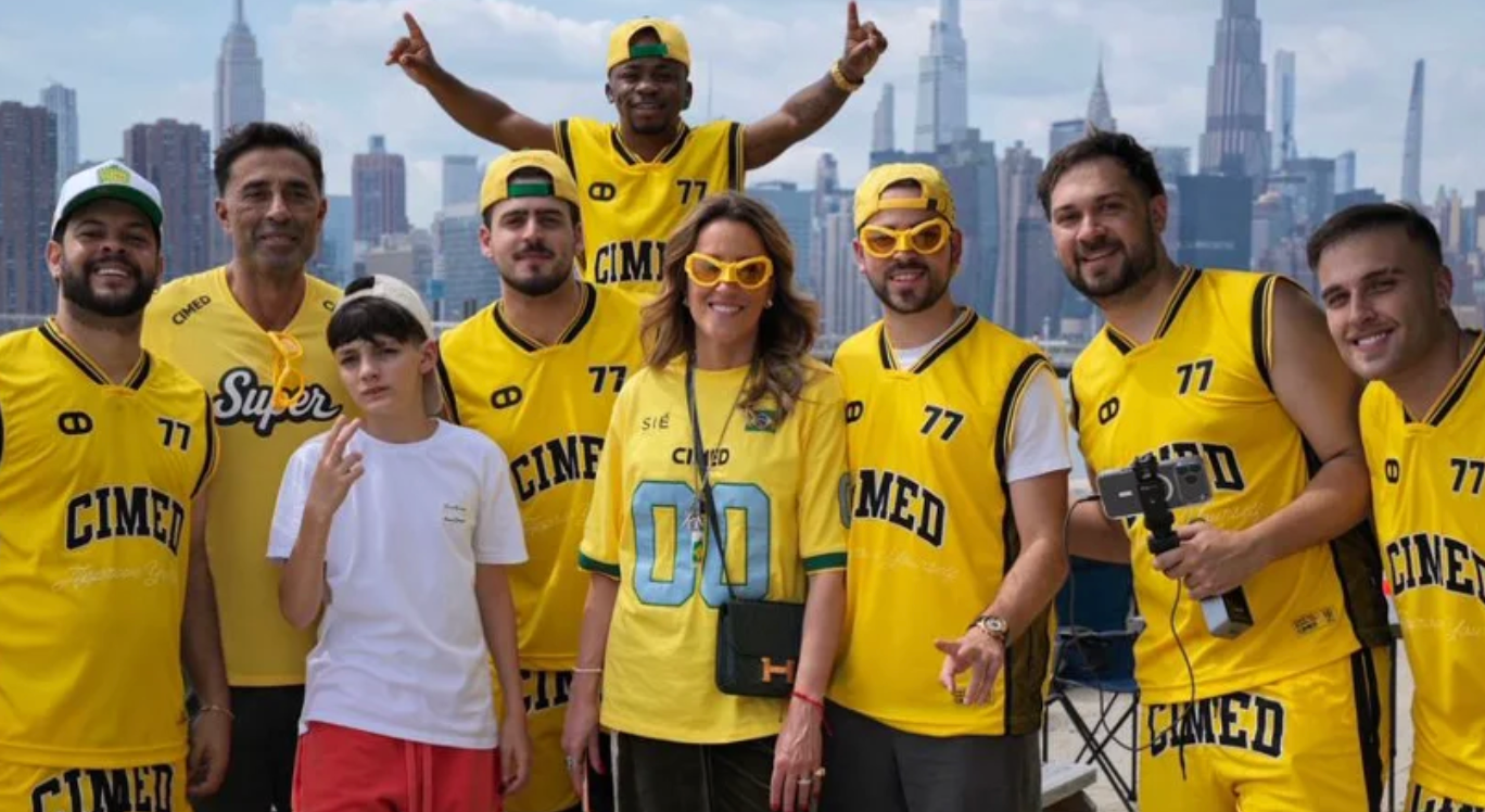 João Adibe e Karla Felmanas, da Cimed, movimentam torcida brasileira no jogo Brasil x Marrocos 6 Captura de Tela 2026 06 13 as 23.43.18