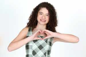 Valentina Martins celebra nova fase com estreia de série e prêmio na dança