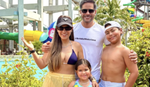 Simone Mendes escolhe biquíni azul para curtir dia de sol com o marido e os filhos: ‘Aproveitando’