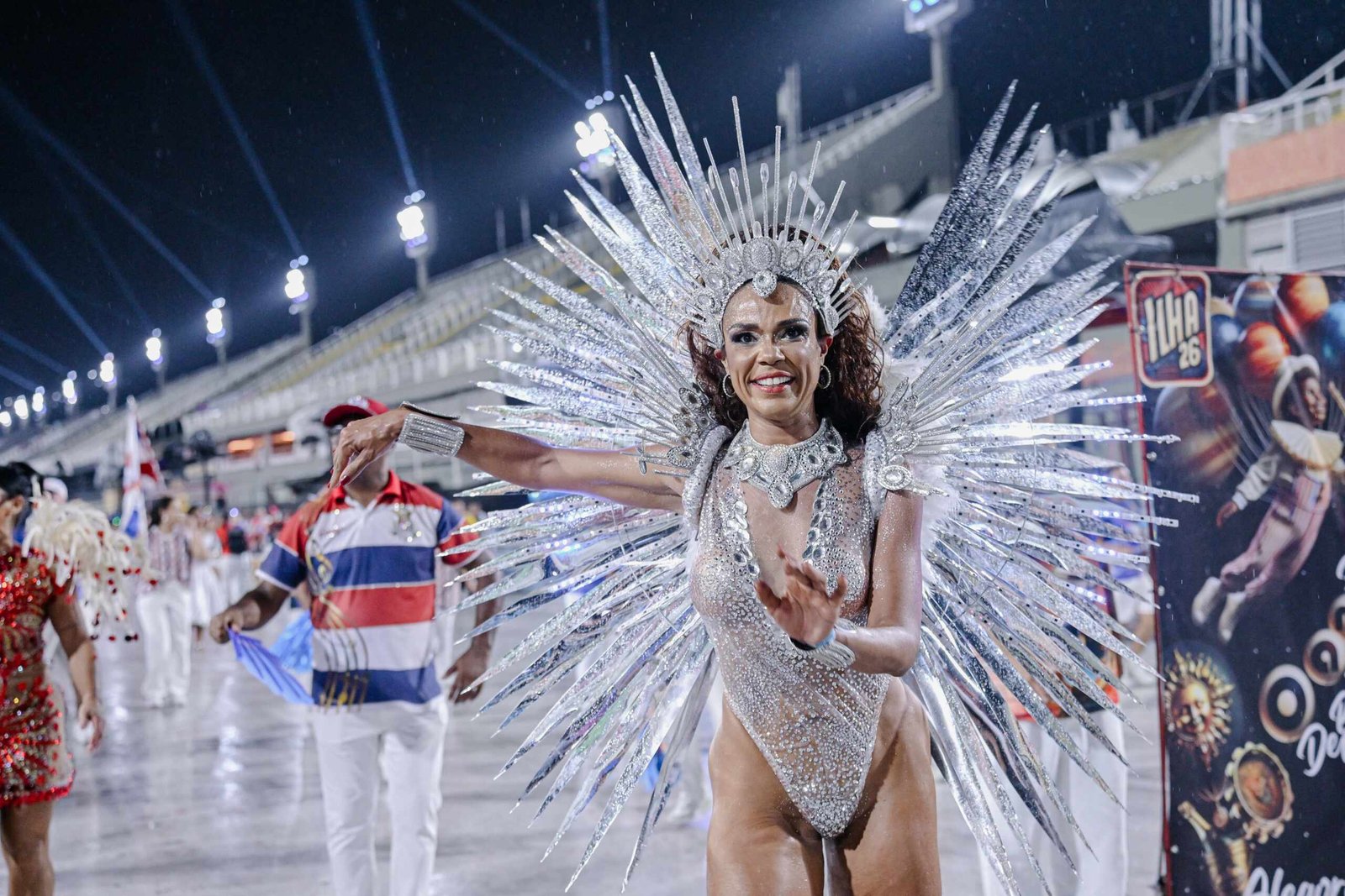 De jaleco à avenida: médica Nathalia Brito concilia carreira na saúde e destaque no Carnaval 11 Nathalia Brito 2 scaled