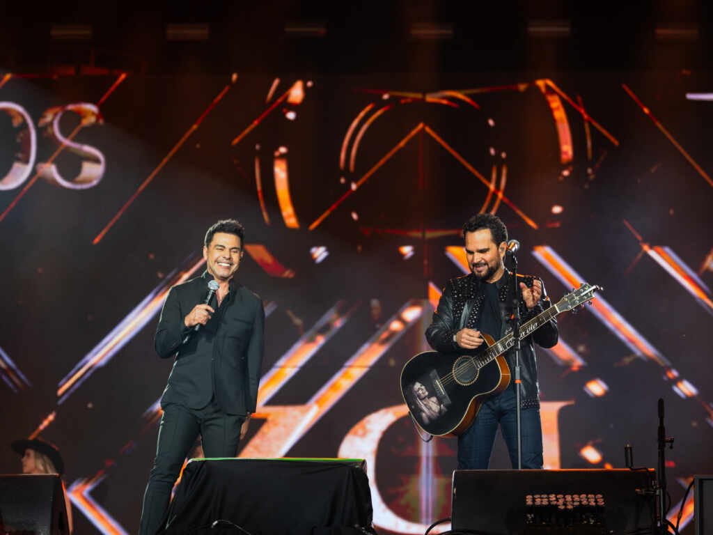 Zezé Di Camargo & Luciano fazem arena de Barretos tremer em show que celebrou 35 anos de carreira Zezé Di Camargo & Luciano em Barretos - Fotos: @jaquearaujof