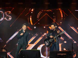 Zezé Di Camargo & Luciano fazem arena de Barretos tremer em show que celebrou 35 anos de carreira