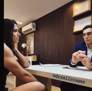 Larissa Rojo realiza procedimento vascular para tratamento de varizes em São Paulo