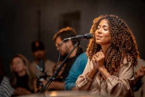Gabriela Gomes apresenta seu novo álbum, “Bethânia”, e o clipe de “Manso e Humilde”