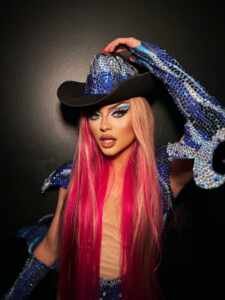 Ex-finalista de Drag Race, Fontana lança “Ela Adora” e leva pop brasileiro à Pride de Copenhague