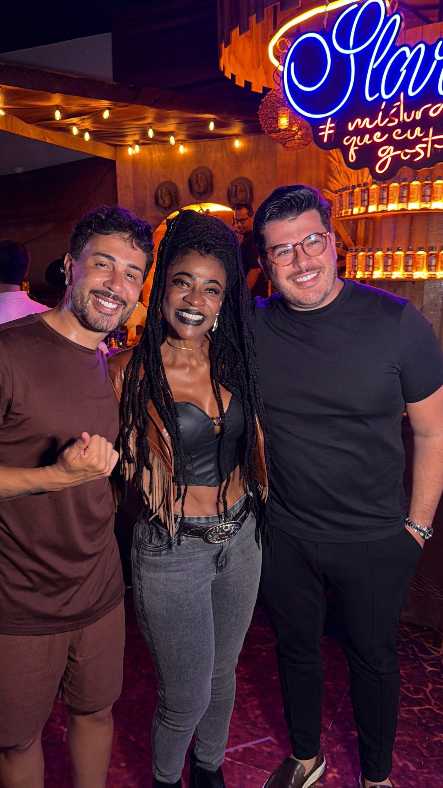 Influenciadora Cláudia Sousa se emociona com Carlinhos Maia ao reencontrar cirurgião responsável por suas plásticas 9 Carlinhos Maia e Claudia Sousa recebendo o doutor Alexandre Dantas no Rancho Crédito: Divulgação/ RG PRESS