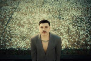 Inspirado em Michael Jackson, VINI POP une pop retrô e nostalgia em “Gravata”