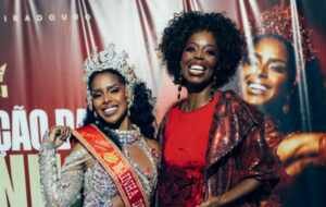 Ivi Mesquita comemora a coroação de Bellinha Delfim como rainha de bateria da Viradouro