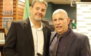 Livraria Argumento fica movimentada em noite de lançamento do novo livro do Dr. Newton