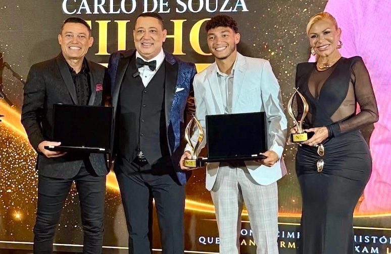 Gil Santos, CEO e idealizador da premiação, ladeado por Jean Carlo de Souza e Rogéria Seta Souza - Foto: Diego Santos