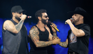 Gusttavo Lima anuncia parceria com Diego & Victor Hugo durante show no Camaru, em Uberlândia
