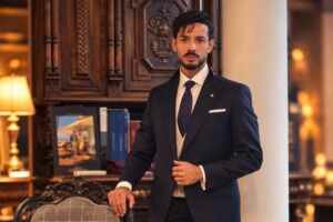 Único brasileiro no desfile de Félix Ramiro, Royer Matos cruza a maior passarela ao ar livre da Europa