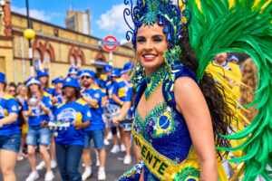 Presidente Liani Devito celebra bicampeonato do Império da Rainha no Carnaval de Londres