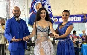 Nívea Alchorne é coroada rainha de bateria da Novo Império