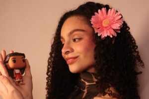Voz de Moana no live-action da Disney, Bia Vasconcellos é destaque em evento de samba e pagode em São Paulo